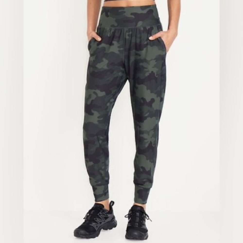 Old Navy Active High-Rise Jogger in Camouflage Size M